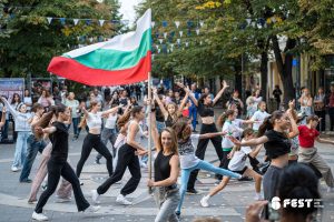 Фестивал за улични изкуства 6Fest Бургас 2024 - Танцов флашмоб „Заедно“ на Танцова школа „Дюн“. Фотография: 6Fest