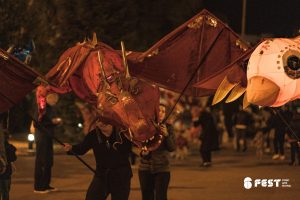 Фестивал за улични изкуства 6Fest Сливен 2024 - Карнавално шествие на 6Fest със светещи кукли. Фотография: 6Fest