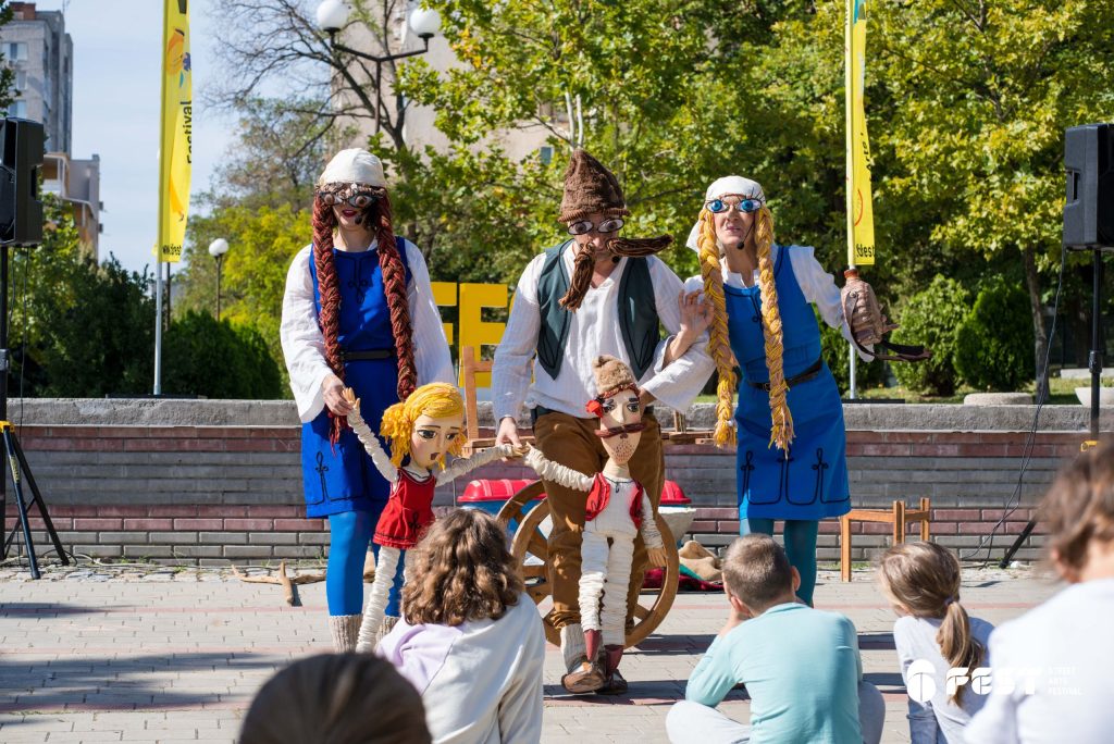 Фестивал за улични изкуства 6Fest Стара Загора 2024. Държавен куклен театър Стара Загора - Куклен спектакъл „Който не работи, не трябва да яде“. Фотография: 6Fest