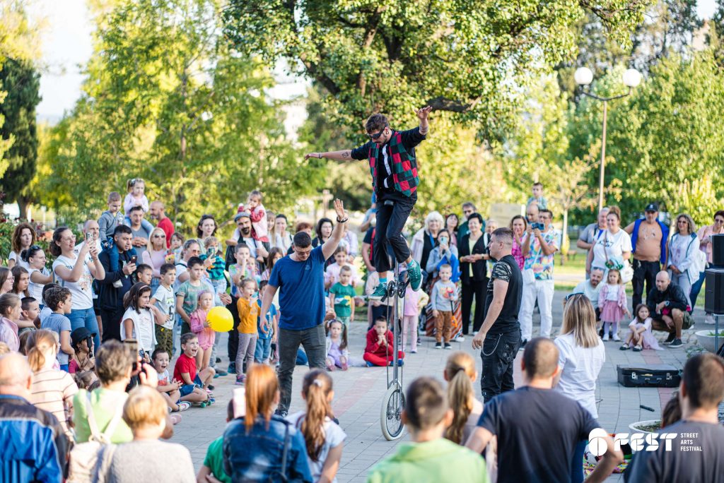 Фестивал за улични изкуства 6Fest Стара Загора 2024 - цирково шоу на Радослав Стойнов (Маг Бамбини). Фотография: 6Fest
