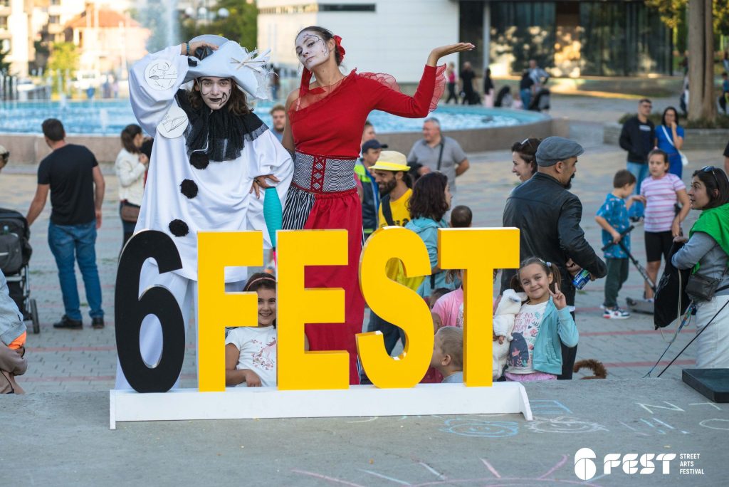 Фестивал за улични изкуства 6Fest Стара Загора 2024 - Артисти на кокили от Пътуващ театър "Скрин". Фотография: 6Fest