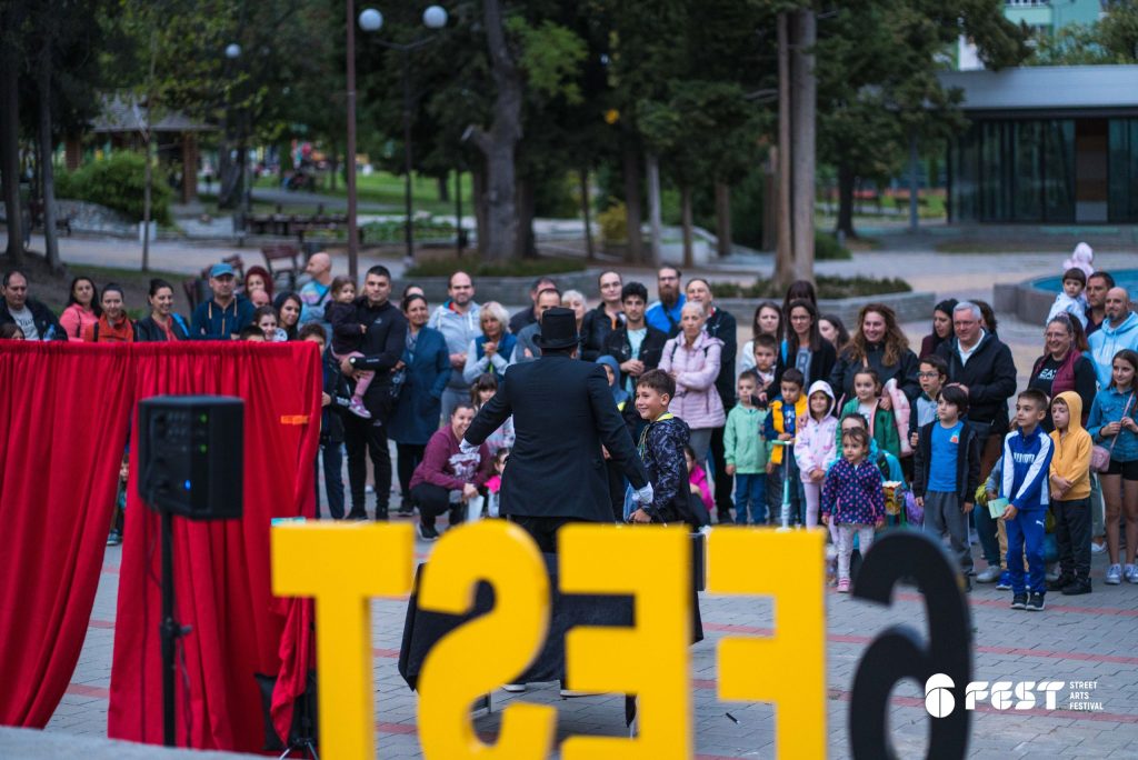 Фестивал за улични изкуства 6Fest Стара Загора 2024. Даниел Русев (Театър „Хамелеон“) - „Илюзии с Маг Русев“. Фотография: 6Fest