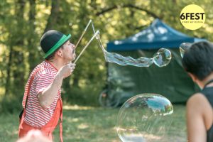 6Fest X 2022 Пловдив - Цирк "Играчка-Плачко". Работилница за гигантски сапунени мехури. Фотограф: Виолина Младенова