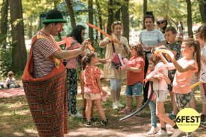 6Fest X 2022 Пловдив - Цирк "Играчка-Плачко". Работилница за моделиращи балони. Фотограф: Виолина Младенова
